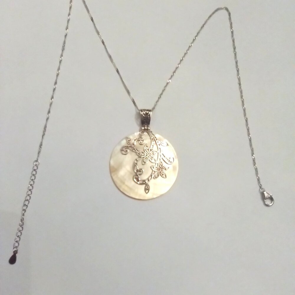 Golden Mother of Pearl Pendant - Picture 2 of 8